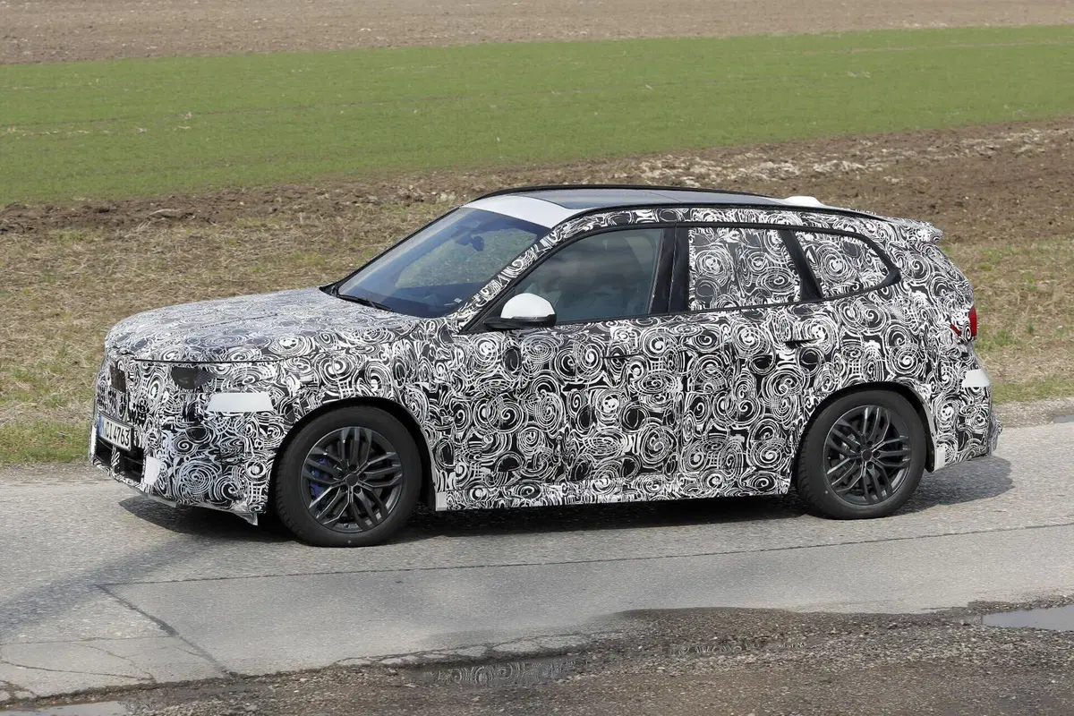 BMW X1 2027 sorpresa nei test: ecco il facelift della versione termica (6)