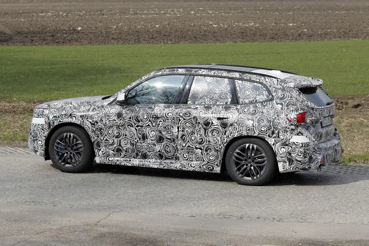BMW X1 2027 sorpresa nei test: ecco il facelift della versione termica (7)