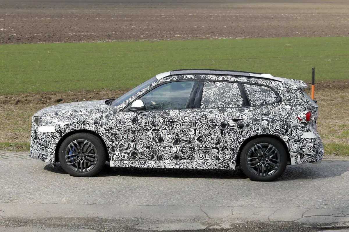 BMW X1 2027 sorpresa nei test: ecco il facelift della versione termica (8)