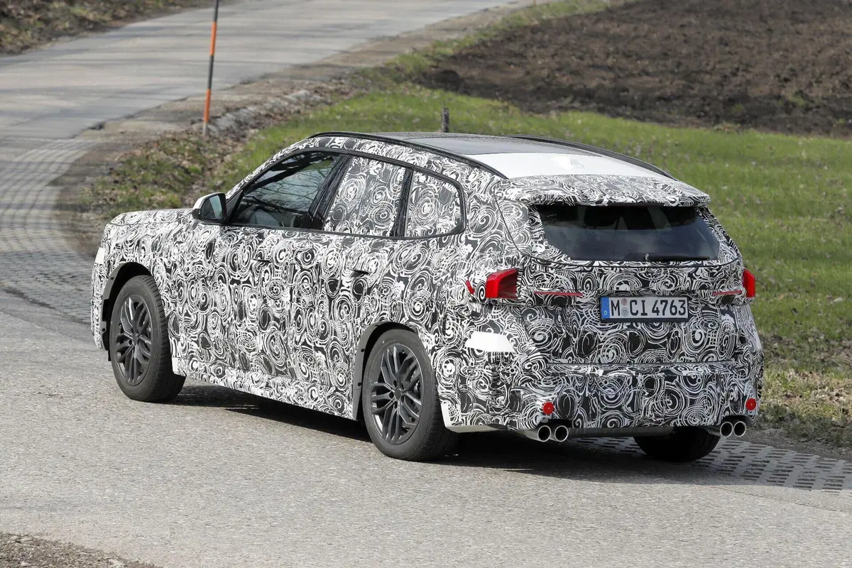 BMW X1 2027 sorpresa nei test: ecco il facelift della versione termica (9)