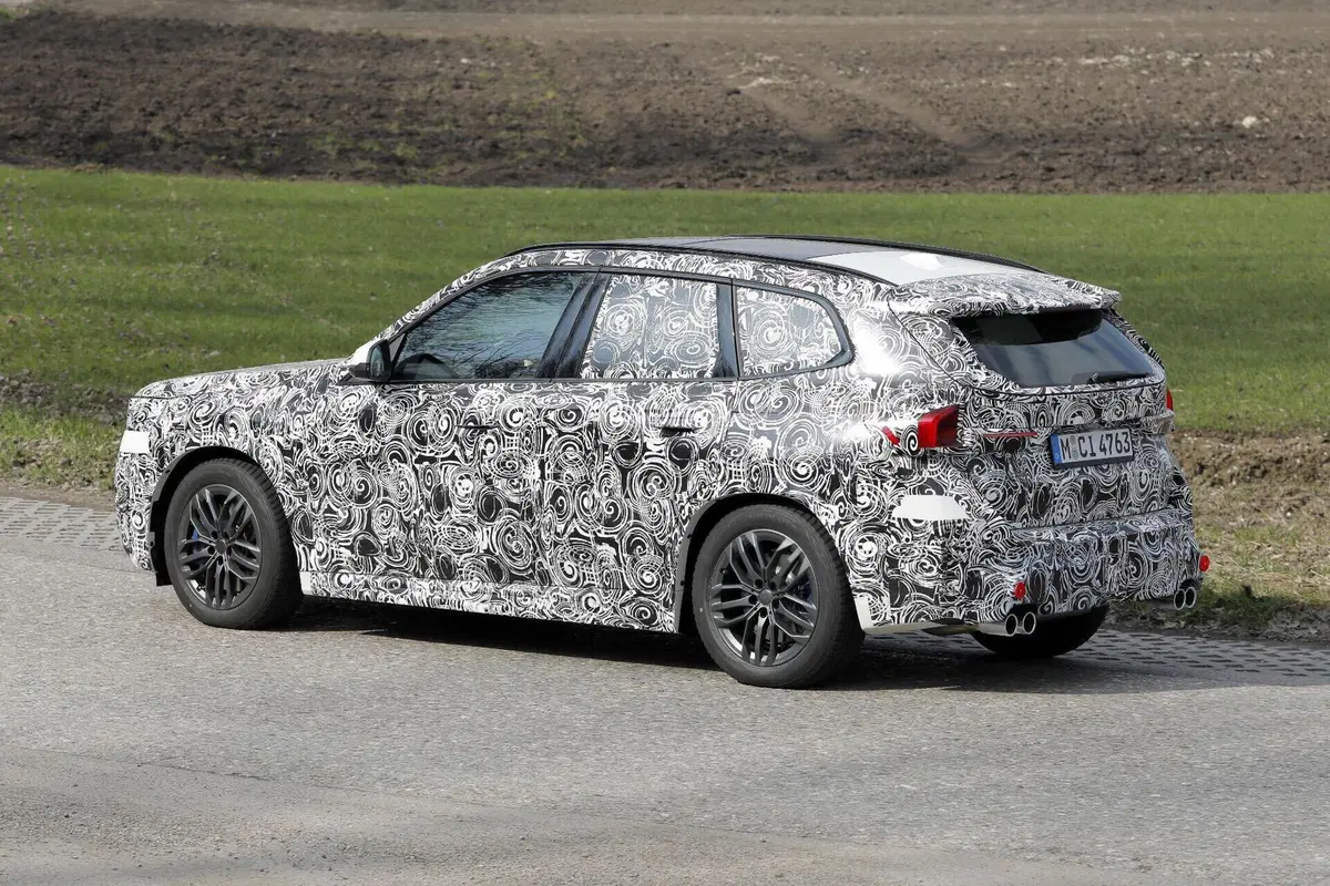 BMW X1 2027 sorpresa nei test: ecco il facelift della versione termica (10)