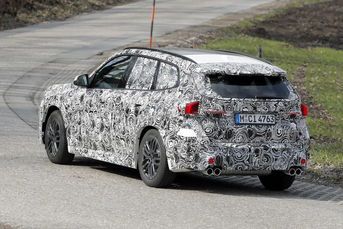 BMW X1 2027 sorpresa nei test: ecco il facelift della versione termica (11)