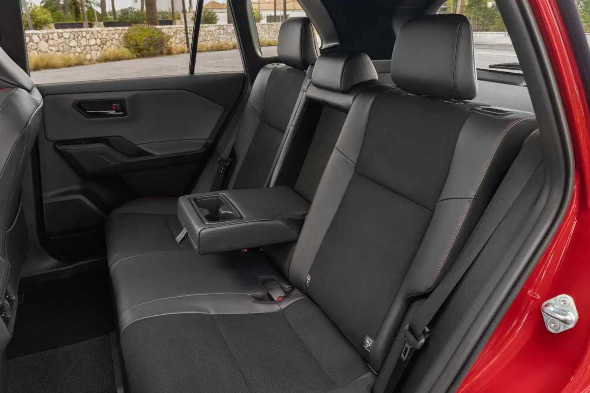 Toyota RAV4 2026: la sesta generazione reinventa l'icona dei SUV. Più tecnologia, più spazio e un PHEV da 137 km [VIDEO]