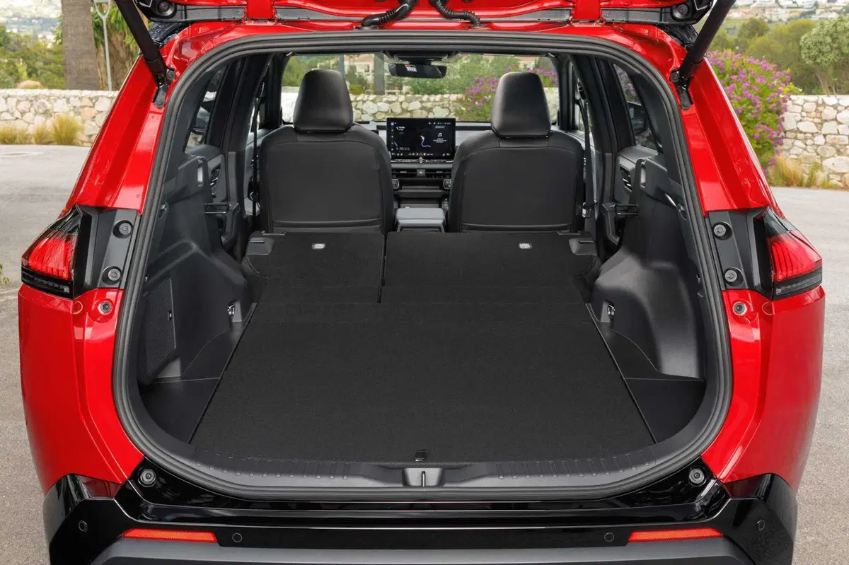 Toyota RAV4 2026: la sesta generazione reinventa l'icona dei SUV. Più tecnologia, più spazio e un PHEV da 137 km [VIDEO] (3)