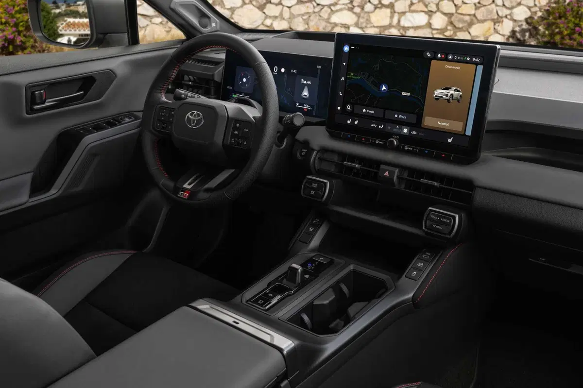 Toyota RAV4 2026: la sesta generazione reinventa l'icona dei SUV. Più tecnologia, più spazio e un PHEV da 137 km [VIDEO] (2)