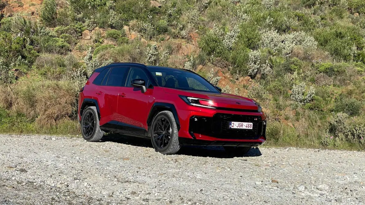 Toyota RAV4 2026: la sesta generazione reinventa l'icona dei SUV. Più tecnologia, più spazio e un PHEV da 137 km [VIDEO]