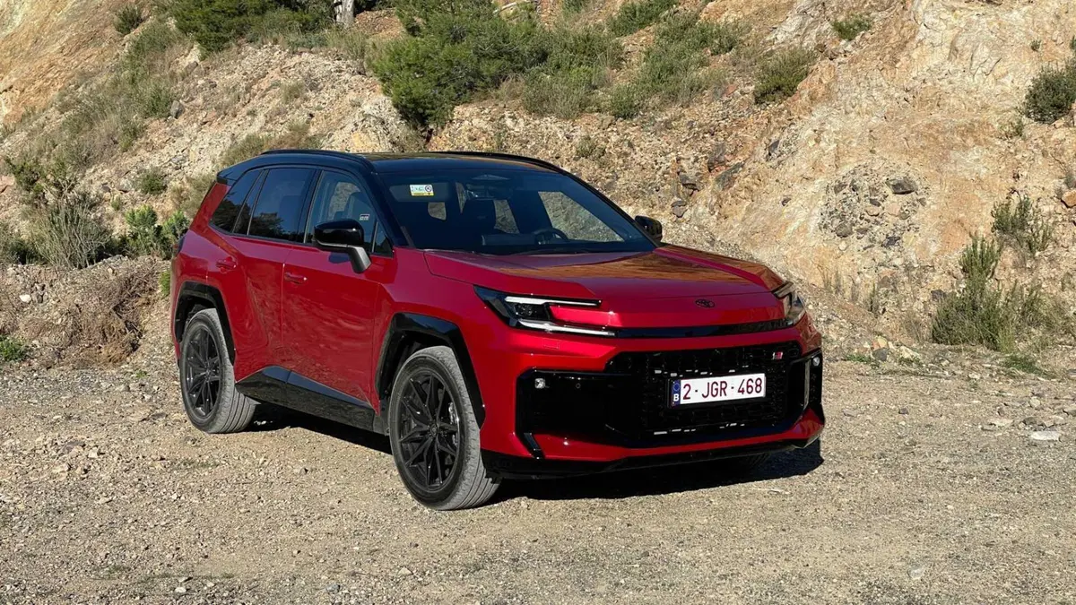 Toyota RAV4 2026: la sesta generazione reinventa l'icona dei SUV. Più tecnologia, più spazio e un PHEV da 137 km [VIDEO] (2)