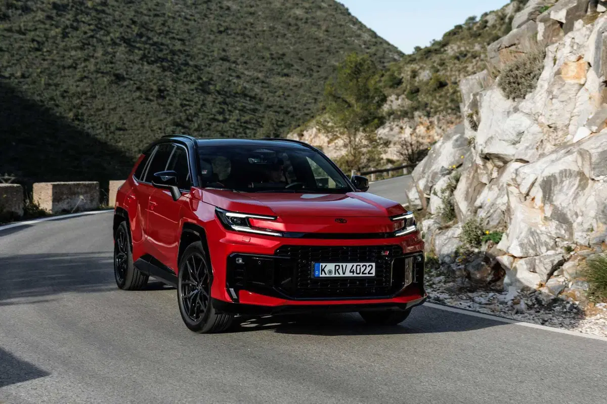 Toyota RAV4 2026: la sesta generazione reinventa l'icona dei SUV. Più tecnologia, più spazio e un PHEV da 137 km [VIDEO] (3)