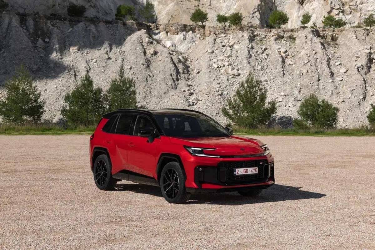 Toyota RAV4 2026: la sesta generazione reinventa l'icona dei SUV. Più tecnologia, più spazio e un PHEV da 137 km [VIDEO] (4)
