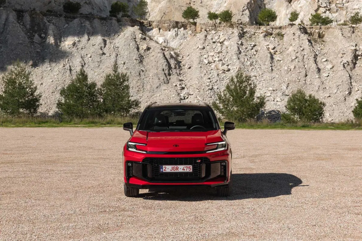 Toyota RAV4 2026: la sesta generazione reinventa l'icona dei SUV. Più tecnologia, più spazio e un PHEV da 137 km [VIDEO] (5)