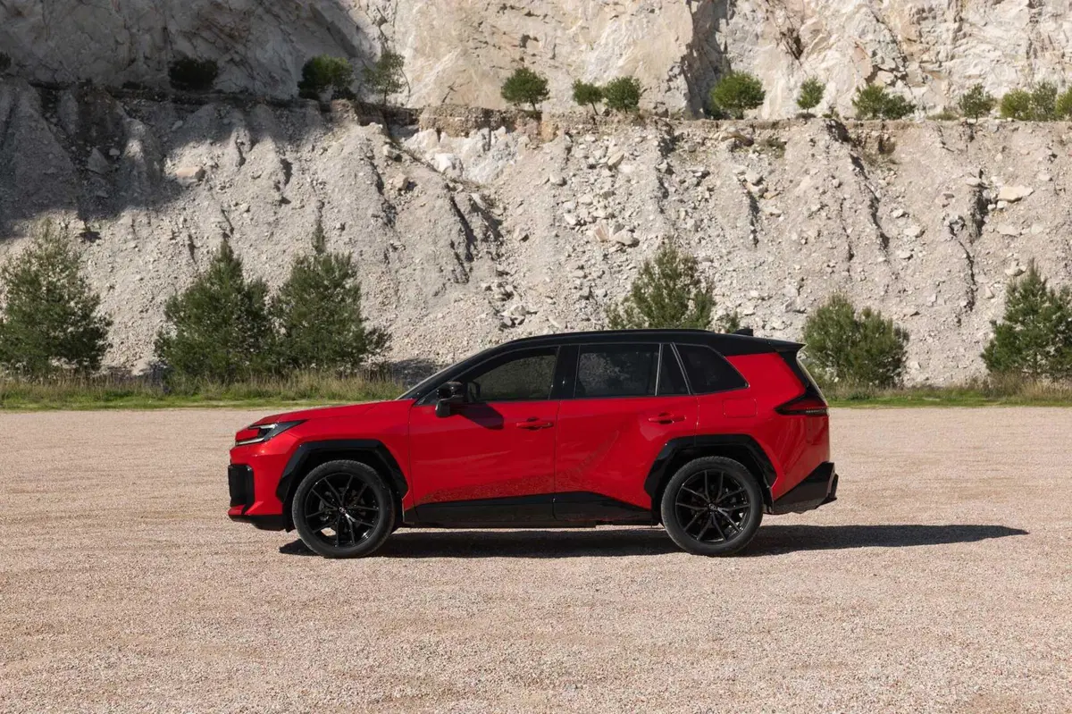 Toyota RAV4 2026: la sesta generazione reinventa l'icona dei SUV. Più tecnologia, più spazio e un PHEV da 137 km [VIDEO] (6)