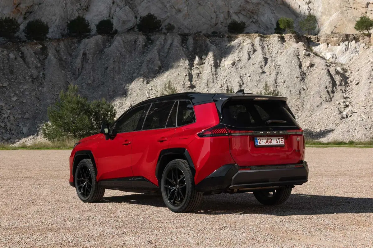 Toyota RAV4 2026: la sesta generazione reinventa l'icona dei SUV. Più tecnologia, più spazio e un PHEV da 137 km [VIDEO] (7)