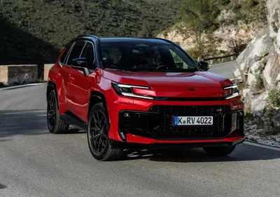 Toyota RAV4 2026: la sesta generazione reinventa l'icona dei SUV. Più tecnologia, più spazio e un PHEV da 137 km [VIDEO]