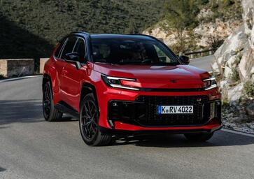 Toyota RAV4 2026: la sesta generazione reinventa l'icona dei SUV. Più tecnologia, più spazio e un PHEV da 137 km [VIDEO]