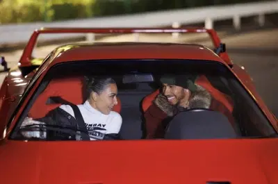 Lewis Hamilton su una Ferrari F40 a Tokyo (con Kim Kardashian) accende la pausa della F1