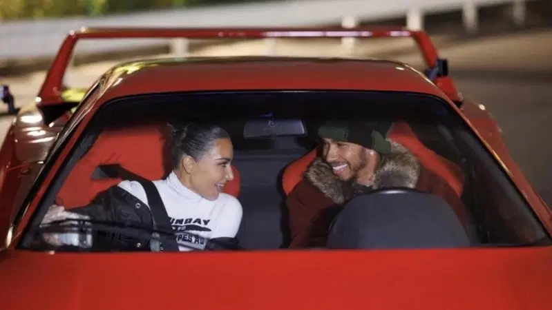 Lewis Hamilton su una Ferrari F40 a Tokyo (con Kim Kardashian) accende la pausa della F1