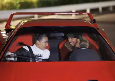 Lewis Hamilton su una Ferrari F40 a Tokyo (con Kim Kardashian) accende la pausa della F1