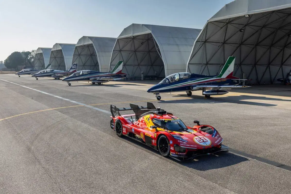 Ferrari incontra le Frecce Tricolori: la 499P vola (quasi) a Rivolto