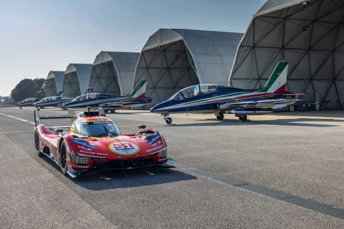 Ferrari incontra le Frecce Tricolori: la 499P vola (quasi) a Rivolto (2)
