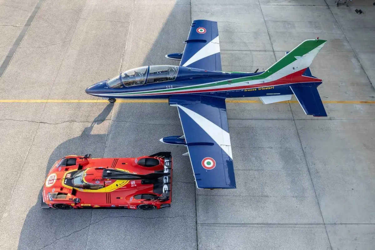 Ferrari incontra le Frecce Tricolori: la 499P vola (quasi) a Rivolto (4)