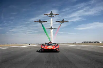 Ferrari incontra le Frecce Tricolori: la 499P vola (quasi) a Rivolto