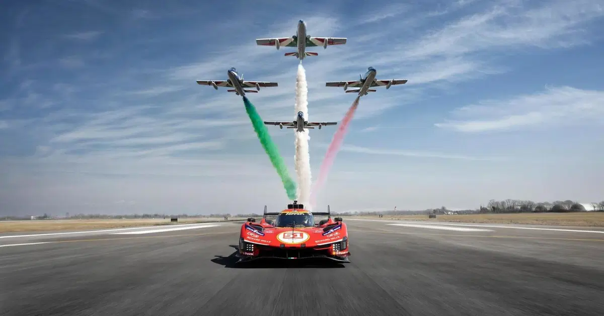 Ferrari incontra le Frecce Tricolori: la 499P vola (quasi) a Rivolto