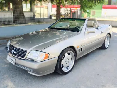 Mercedes-Benz SL 500 d'epoca del 1991 a Fucecchio
