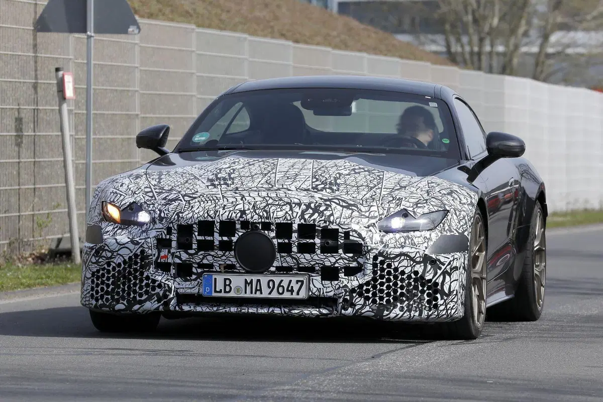 Mercedes-AMG SL e GT 2026: avvistati i primi prototipi restyling con nuovi fari e tecnologia aggiornata
