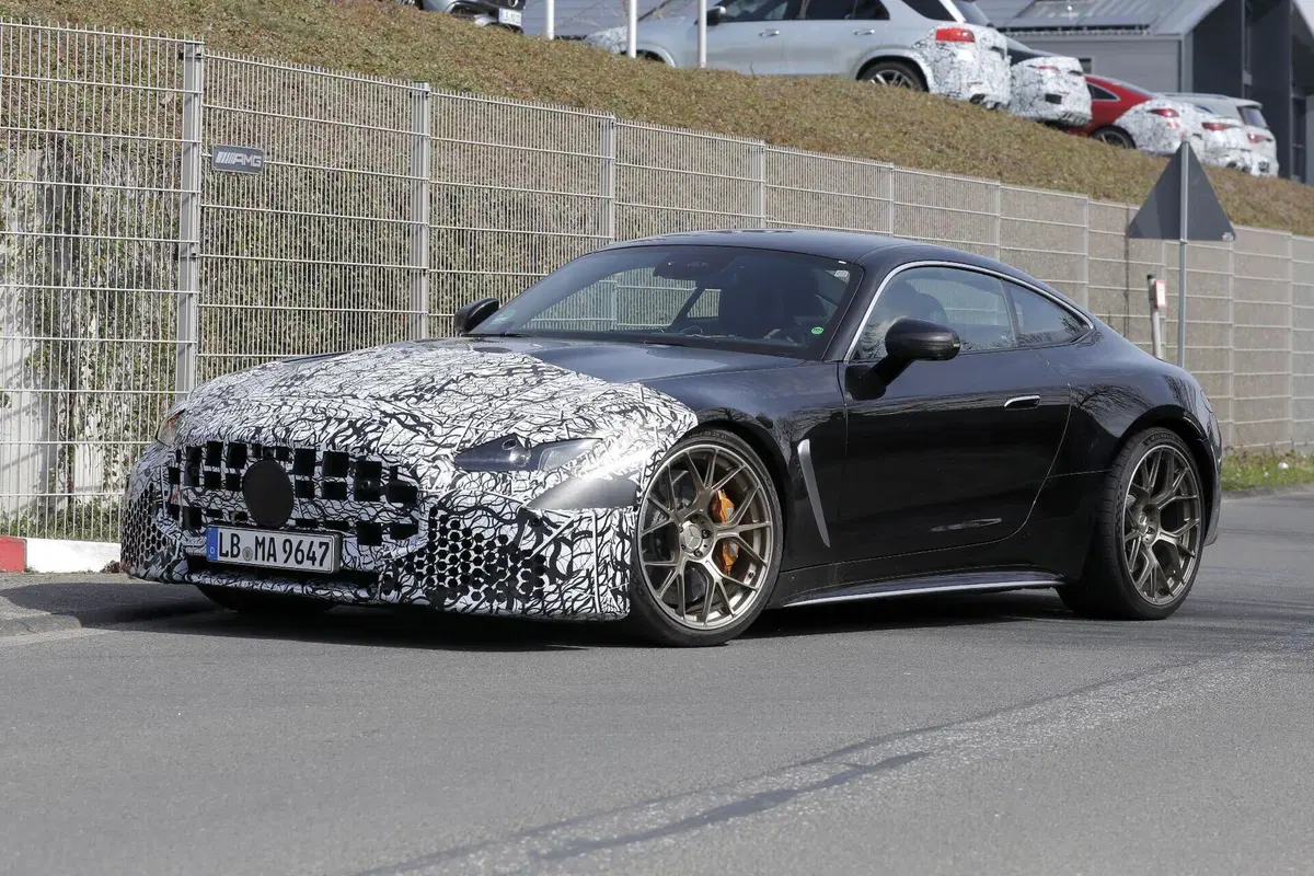 Mercedes-AMG SL e GT 2026: avvistati i primi prototipi restyling con nuovi fari e tecnologia aggiornata (2)