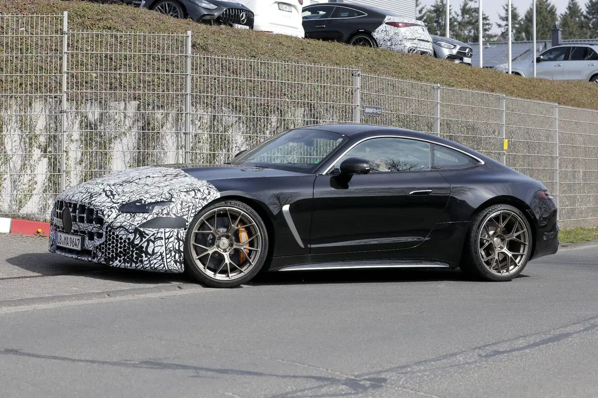 Mercedes-AMG SL e GT 2026: avvistati i primi prototipi restyling con nuovi fari e tecnologia aggiornata (3)