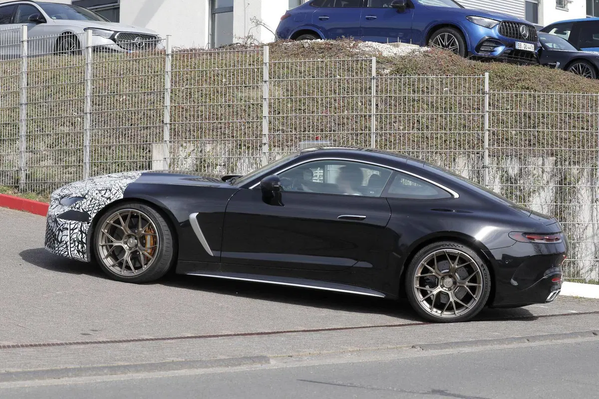 Mercedes-AMG SL e GT 2026: avvistati i primi prototipi restyling con nuovi fari e tecnologia aggiornata (4)