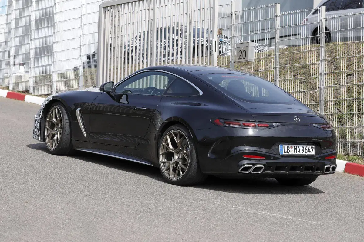 Mercedes-AMG SL e GT 2026: avvistati i primi prototipi restyling con nuovi fari e tecnologia aggiornata (6)