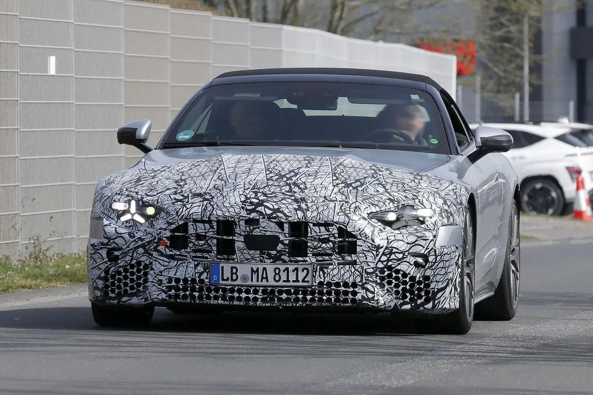 Mercedes-AMG SL e GT 2026: avvistati i primi prototipi restyling con nuovi fari e tecnologia aggiornata (8)