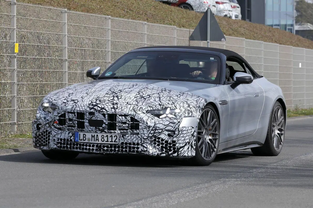 Mercedes-AMG SL e GT 2026: avvistati i primi prototipi restyling con nuovi fari e tecnologia aggiornata (9)