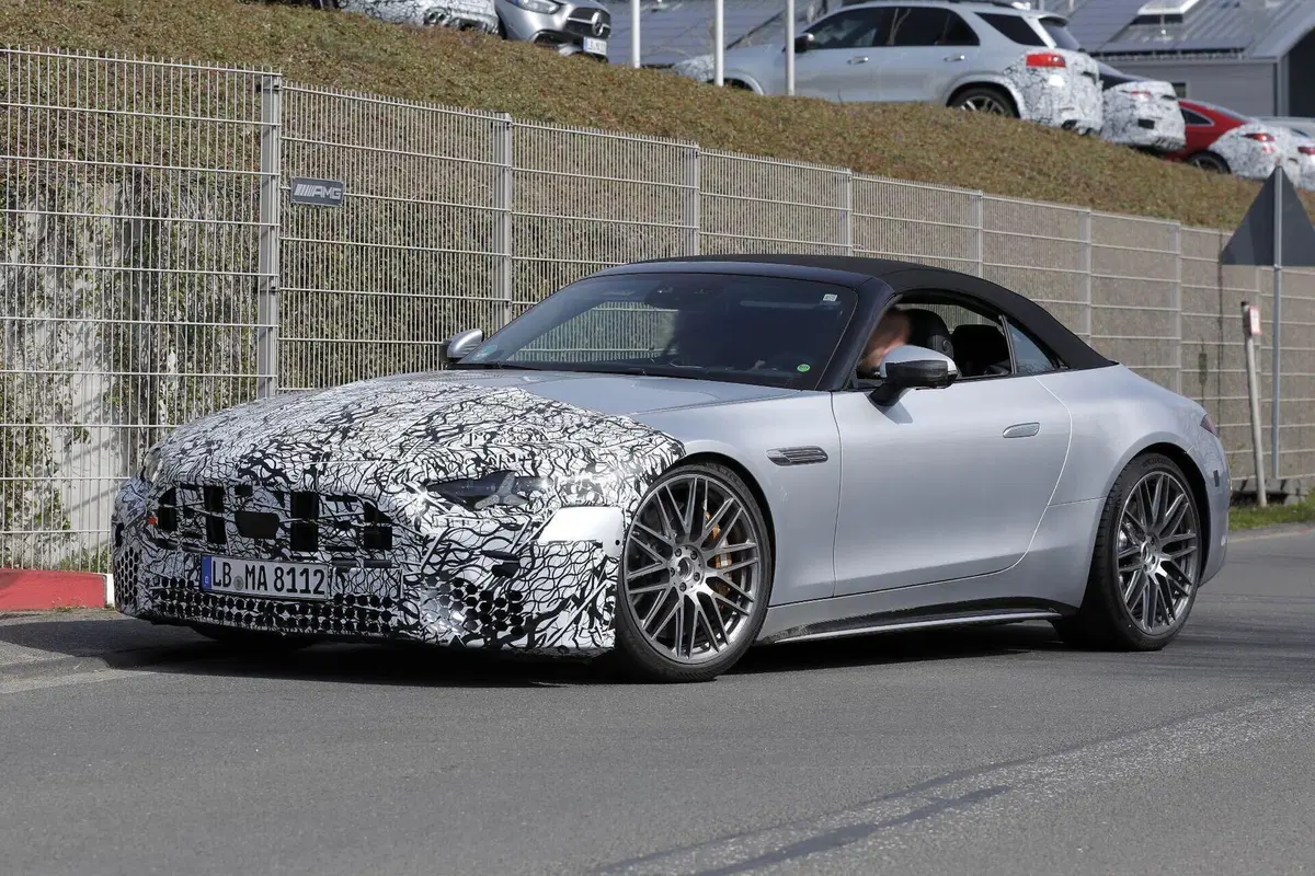 Mercedes-AMG SL e GT 2026: avvistati i primi prototipi restyling con nuovi fari e tecnologia aggiornata (10)