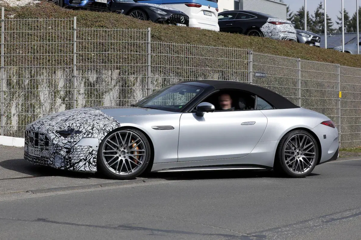 Mercedes-AMG SL e GT 2026: avvistati i primi prototipi restyling con nuovi fari e tecnologia aggiornata (11)
