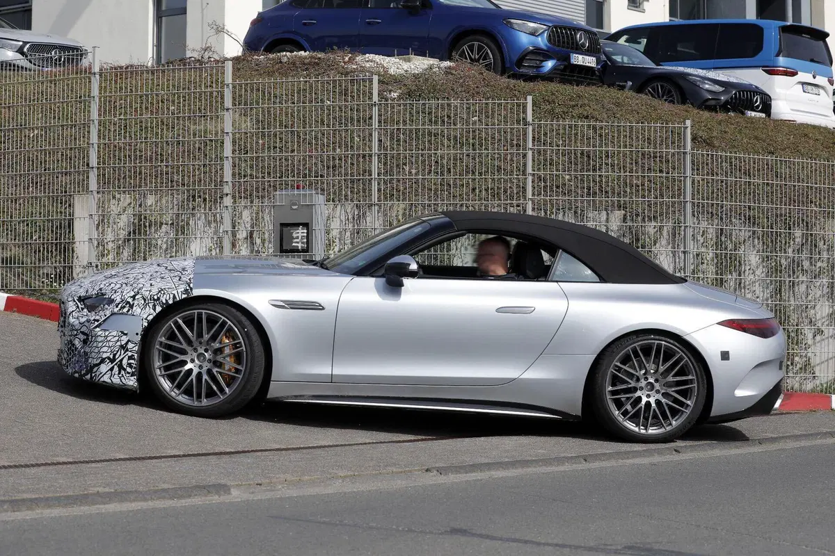 Mercedes-AMG SL e GT 2026: avvistati i primi prototipi restyling con nuovi fari e tecnologia aggiornata (12)