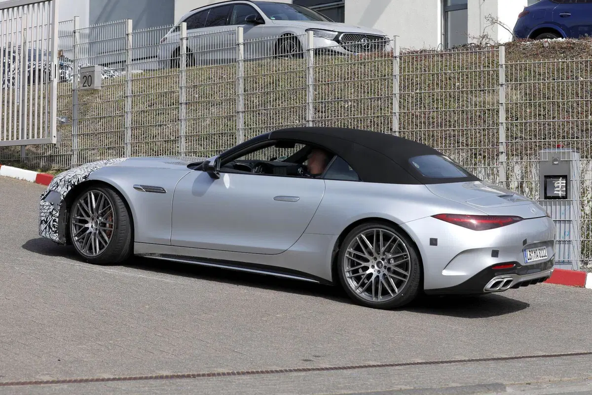 Mercedes-AMG SL e GT 2026: avvistati i primi prototipi restyling con nuovi fari e tecnologia aggiornata (13)