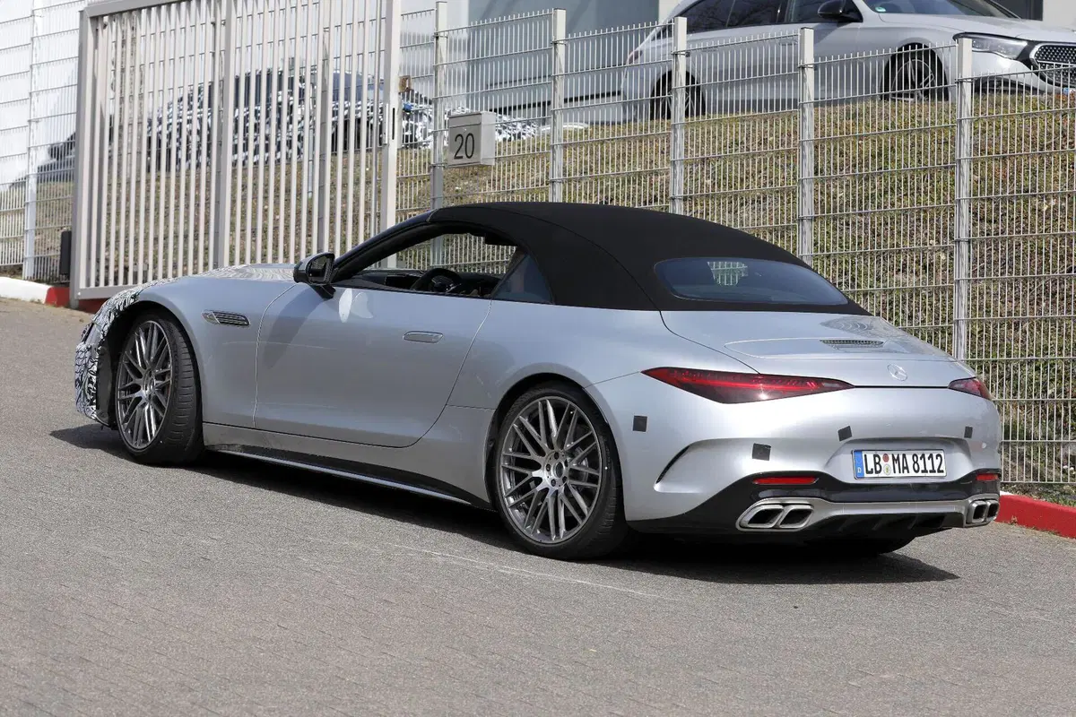 Mercedes-AMG SL e GT 2026: avvistati i primi prototipi restyling con nuovi fari e tecnologia aggiornata (14)