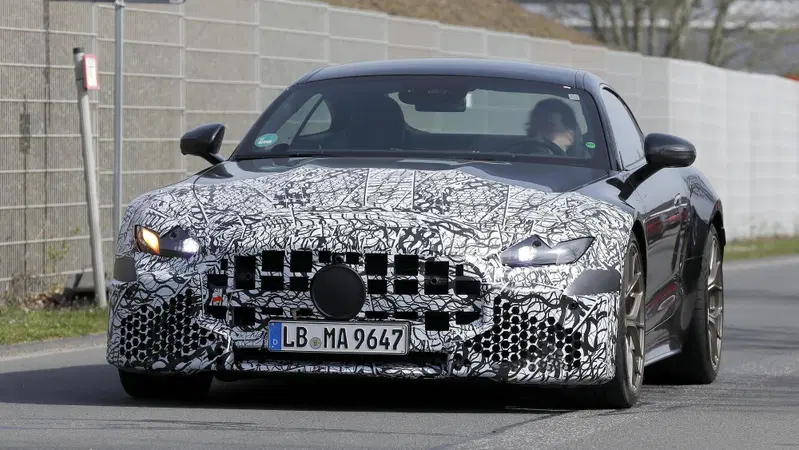 Mercedes-AMG SL e GT 2026: avvistati i primi prototipi restyling con nuovi fari e tecnologia aggiornata