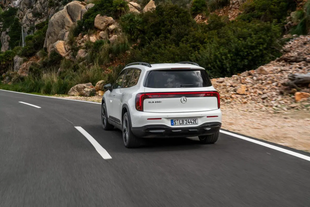 Mercedes GLB sempre più verso l'elettrificazione: ecco quanto cambia (2)