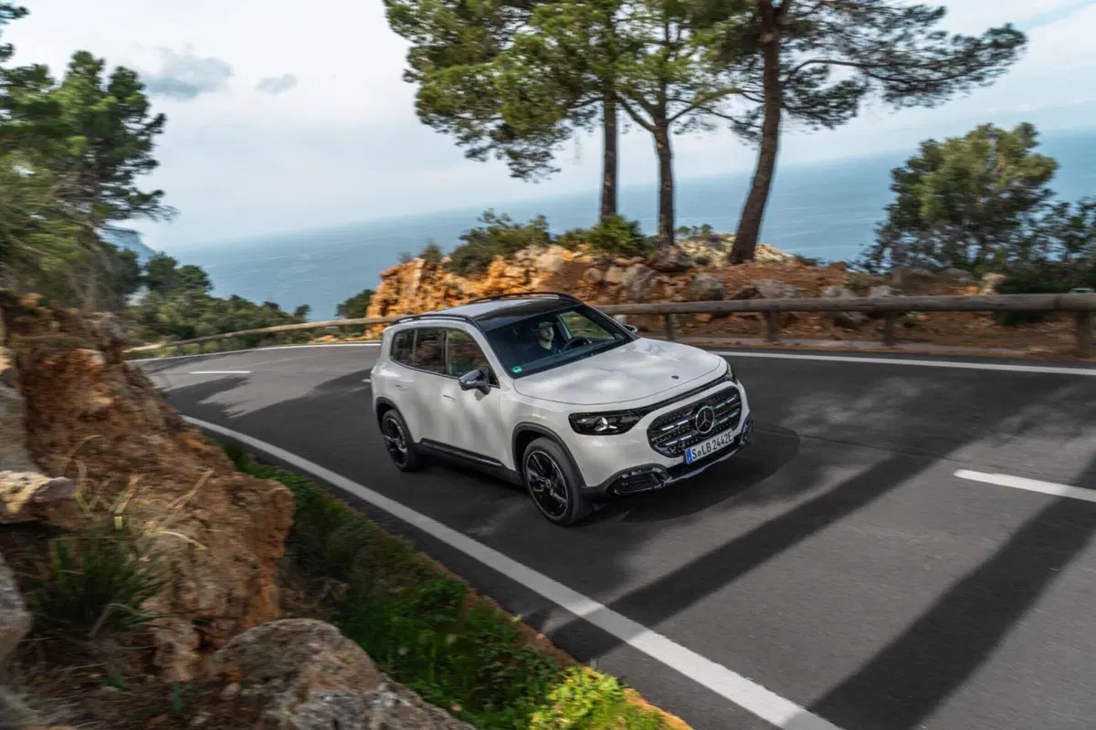Mercedes GLB sempre più verso l'elettrificazione: ecco quanto cambia (3)