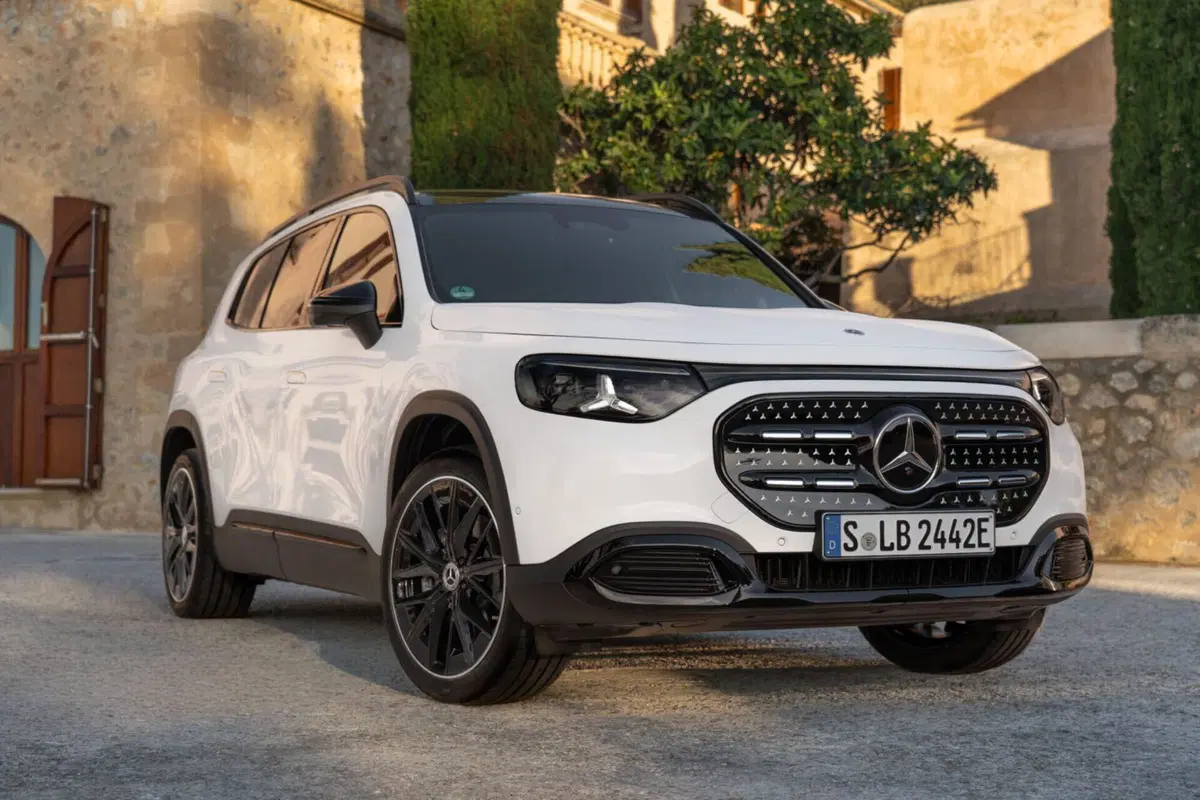 Mercedes GLB sempre più verso l'elettrificazione: ecco quanto cambia (4)