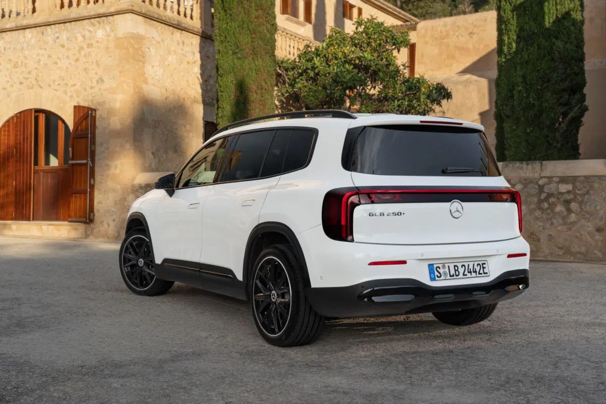 Mercedes GLB sempre più verso l'elettrificazione: ecco quanto cambia (7)