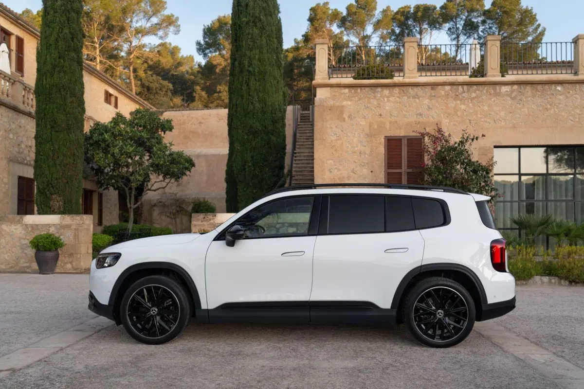 Mercedes GLB sempre più verso l'elettrificazione: ecco quanto cambia (8)