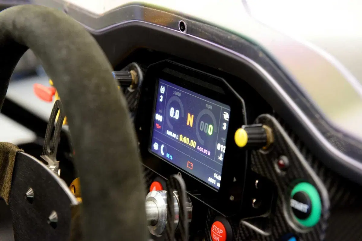 525 CV, 600 kg e un cambio sequenziale da corsa: la Ariel Atom 4RR è la stradale più vicina a una Formula 1 (10)