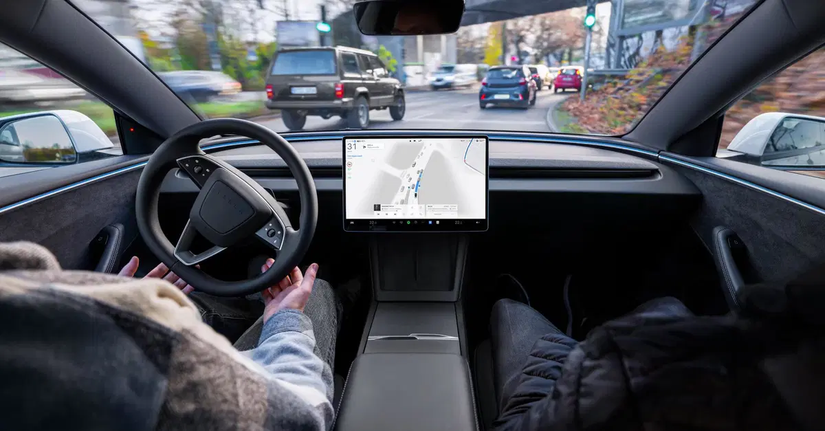 Tesla blocca il FSD pirata: stangata globale per chi ha hackerato l'auto