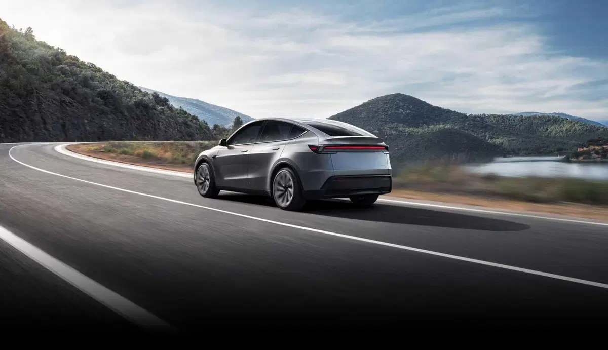 Tesla blocca la FSD pirata: stangata globale per chi ha hackerato l'auto