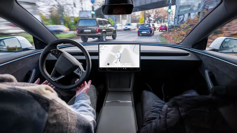 Tesla blocca il FSD pirata: stangata globale per chi ha hackerato l'auto