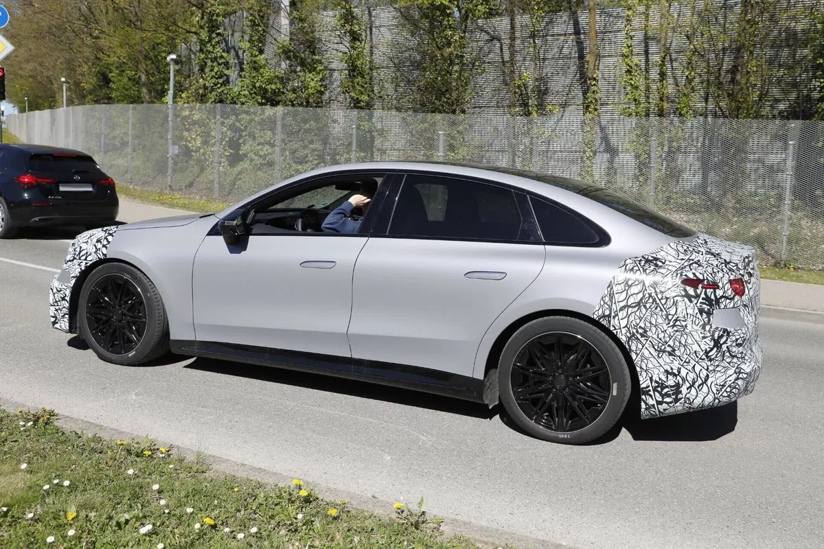 Mercedes C-Class EQ: la berlina elettrica che affiancherà le termiche dal 2027